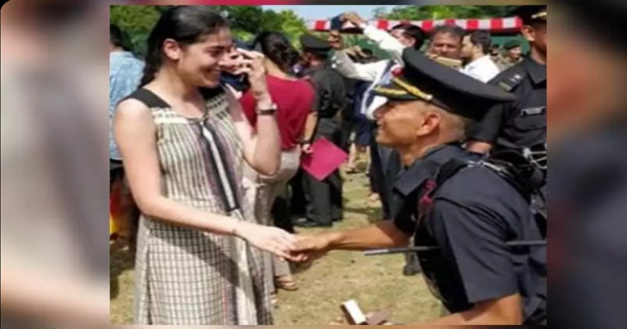Viral Indian Army Officer Proposes To His Girlfriend At The Graduation