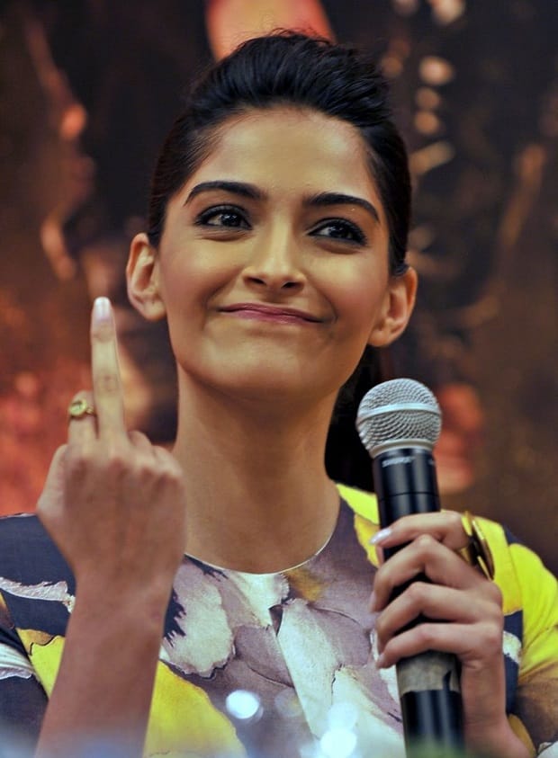Sonam Kapoor sets bad example, shows her 'middle finger' to the press