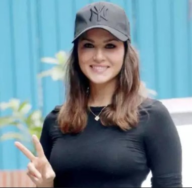 Sunny Leone silences a Girl who said "Sunny anticipated P*rn Ban and wisely shifted her career"