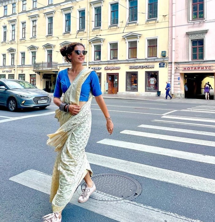 Taapsee Pannu takes Indian fashion to the streets of Russia; pics go viral