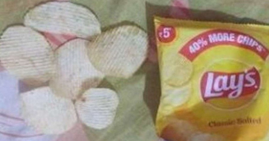 'Rs 5 me aur kya chaiye?' - Man shares pics of chips packet, check out the Twitter reactions