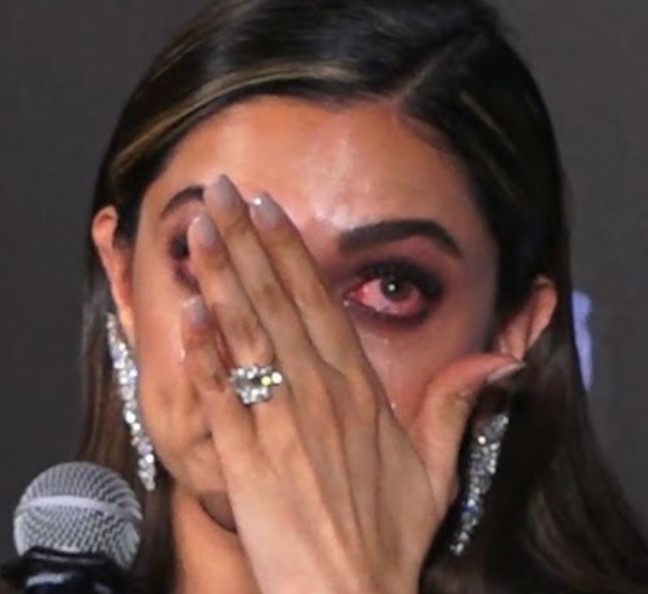 5 Female Bollywood actors who got emotional and cried in public, read details