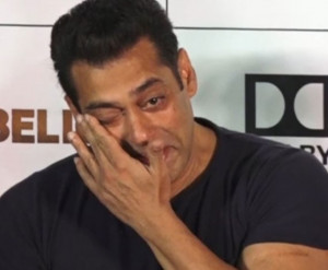6 Male B'wood stars who got emotional and cried in public, catch details