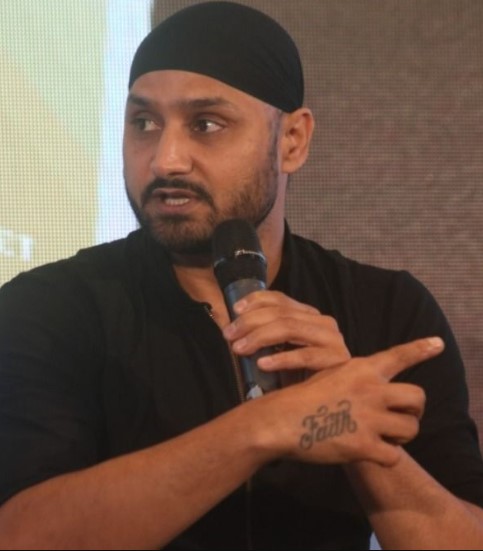 Harbhajan Singh takes a dig at MS Dhoni for 2011 World Cup success, check out his tweet