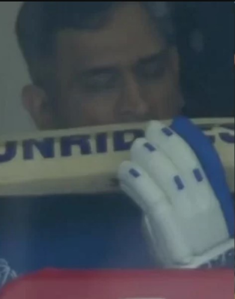 MS Dhoni spotted eating his bat during the IPL game, Amit Mishra explains why