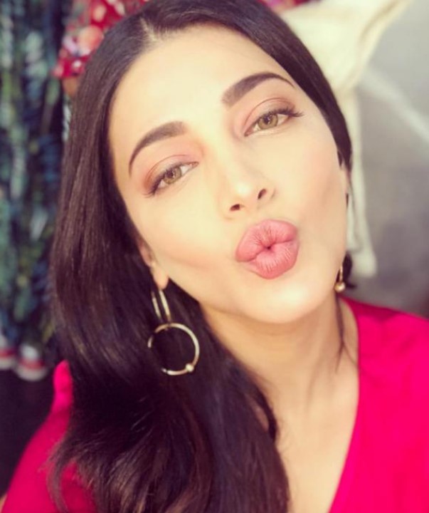 Shruti Haasan gives a Bold reply to a guy who asked about her lip size