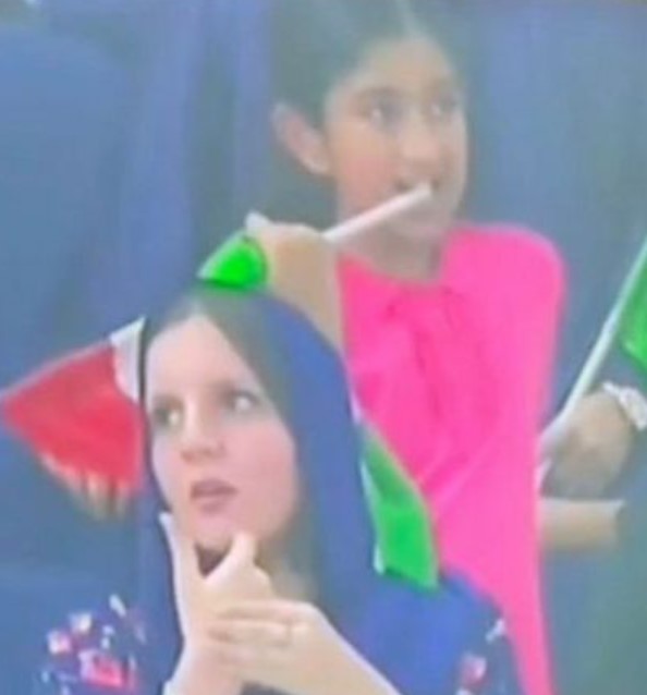 Pak fans Shocked after Shahid Afridi's Daughter waves Indian flag, Afridi finally responds