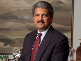 Guy curiously wanted to know Anand Mahindra's qualifications, the billionaire replied to his tweet