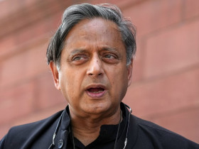 British professor Edward Anderson makes a shocking comment on "Idly", here's what Shashi Tharoor had to say!