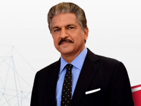 Random guy asks Anand Mahindra "Are You An NRI?", Billionaire's reply wins the internet