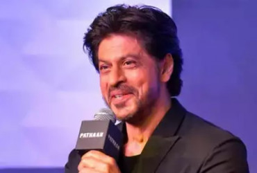 SRK gives Apt Reply to Fan who asks ‘Cigarette Pine Chaloge Kya?’