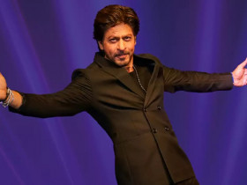 Fan tries to ask an interesting question to SRK, here's how the actor responded