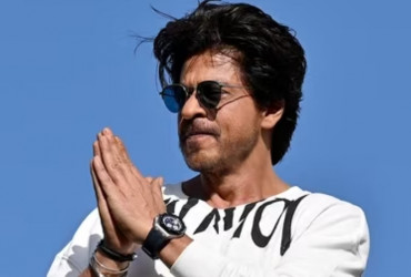 Fan asks SRK to smoke a cigarette with him, the actor reacts!