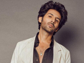 Fan tries to get attention of Kartik Aryan but gets an epic reply in return!