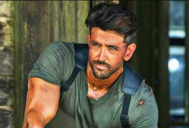B'wood star Hrithik Roshan replies to fan who requested him to get her Air Conditioner serviced