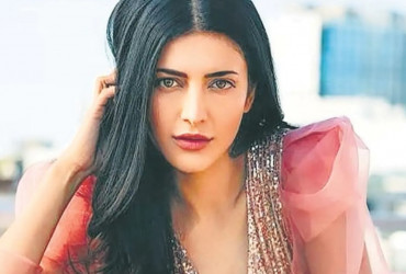 Shruti Haasan is one of the popular celebrities in the Indian film industry. She predominantly appears in Tamil and Telugu movies.