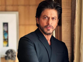 Fan asks a tricky question to SRK, the actor gives a savage reply