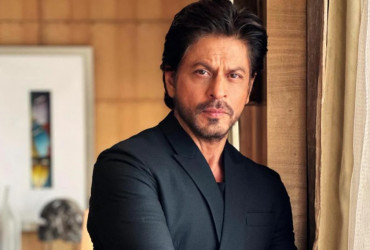 Fan asks a tricky question to SRK, the actor gives a savage reply
