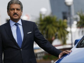 Guy asks Anand Mahindra, "Are you a NRI?", here's how the industrialist replied!