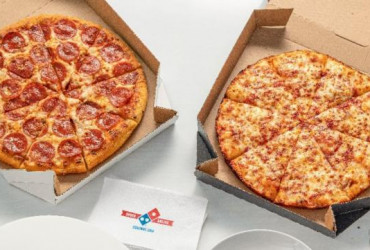 Dominos reacts after a Man shares pics of 'Glass pieces' in his Pizza!