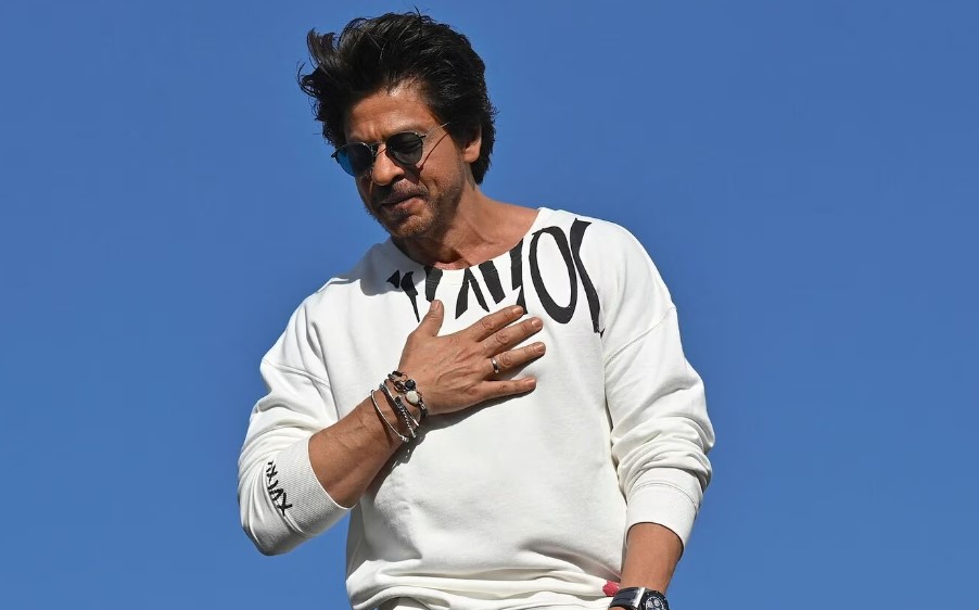 Fan asks Shah Rukh Khan his monthly salary, check out what the actor replied!