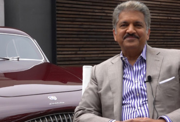 Girl sits alone and studies sincerely in a forest, Anand Mahindra replied!