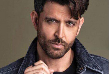 Hater says, "Hrithik's nose can cut Potatoes for Samosas", the actor gives a classy reply!